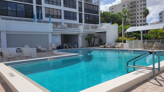 Building Photo - Beautifully renovated 2/2 condo downtown S...