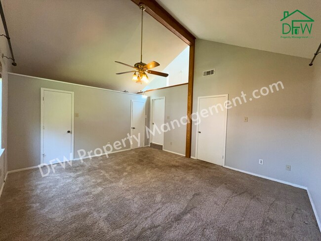 Building Photo - Charming 3-Bedroom Home with Sunroom & Spacious Backyard in Irving!