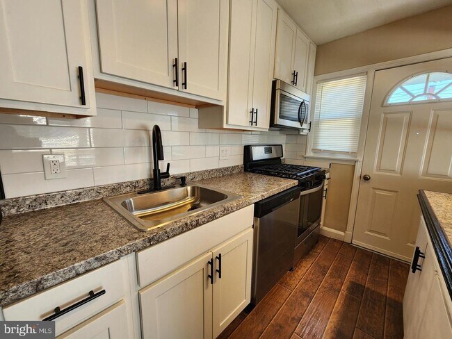 Building Photo - 1925 Ewald Ave