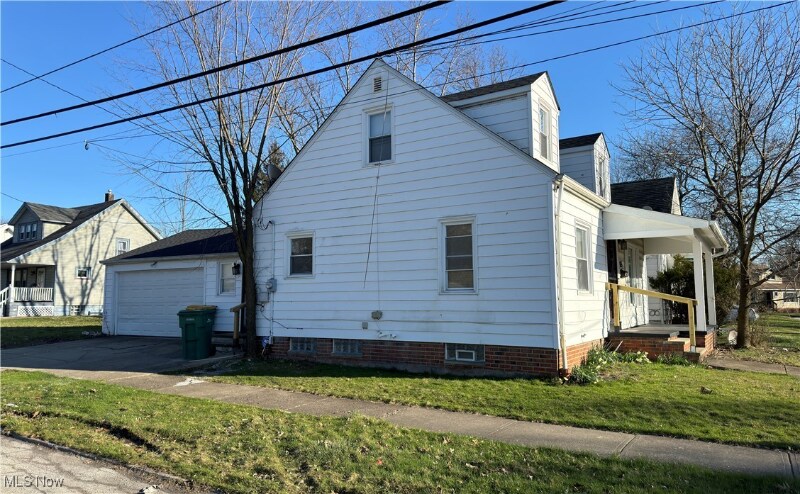 Building Photo - 5115 Stanley Ave