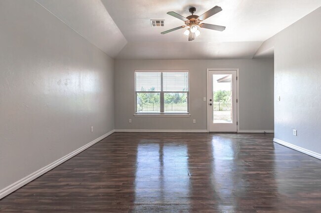 Building Photo - Lakeside Retreat - Newly Remodeled 3-Bedro...