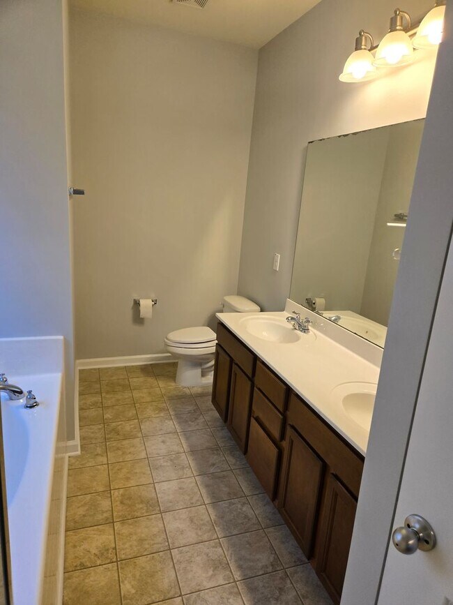 Building Photo - Beautiful 3 bedroom available