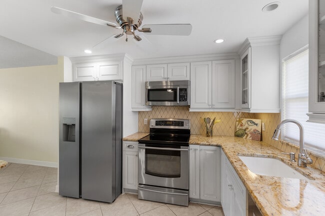 Building Photo - 4775 Cove Cir