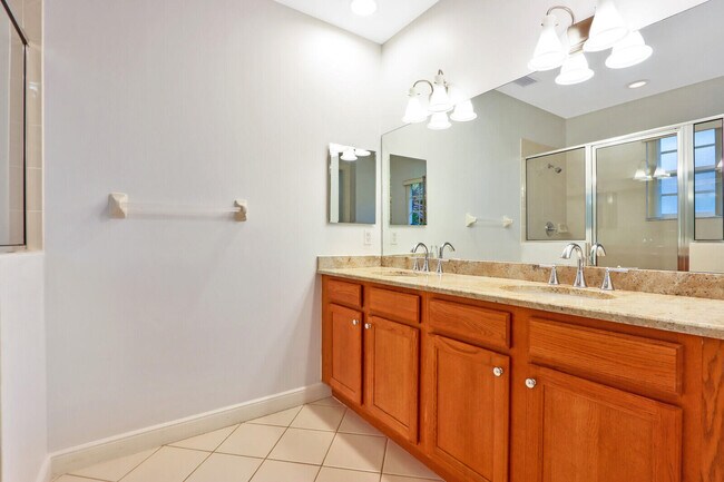 Building Photo - 1904 Flower Dr