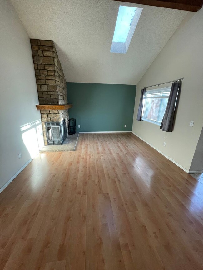 Building Photo - 3 Bed 2 Bath Condo in Westminster Availabl...