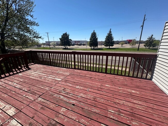Building Photo - Beautiful 3 bedroom, 2 bath Townhome with ...