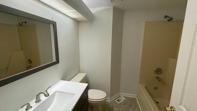 Building Photo - Spacious Chesterfield 2 Story