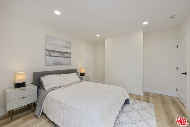 Building Photo - 2936 S Bentley Ave