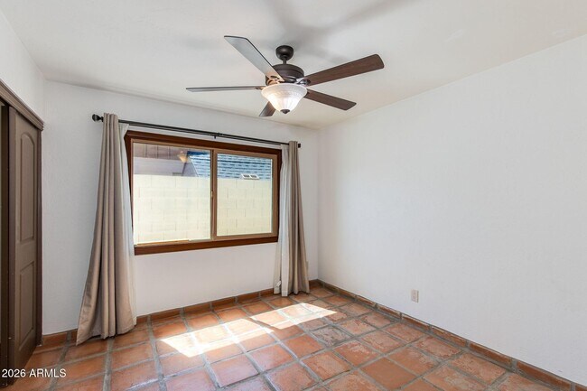 Building Photo - 2429 E Dahlia Dr