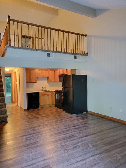Building Photo - 701 Village Dr