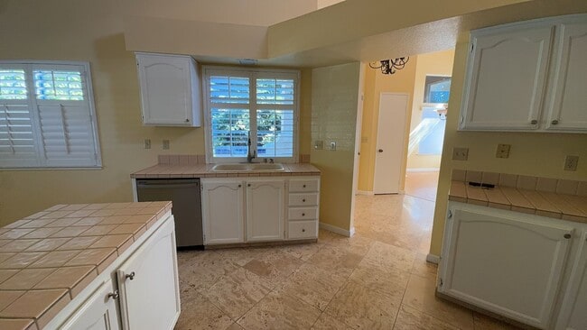 Building Photo - 649 Daffodil Dr