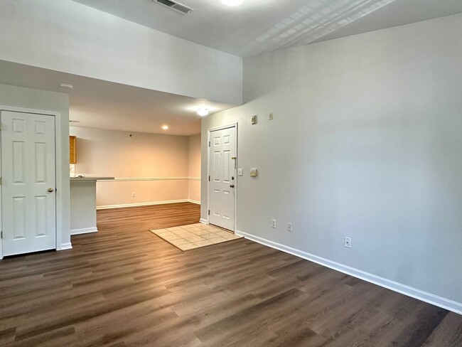 Building Photo - 2 Bed/2 Bath Condo, Gated security, Tons o...