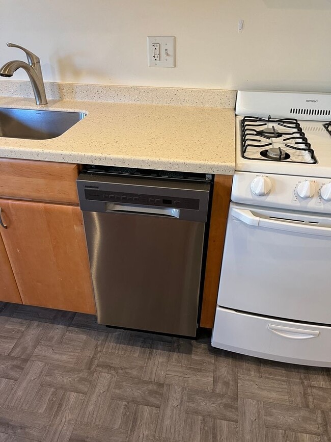Building Photo - Sunny, Recently Refinished, One Bedroom Ap...