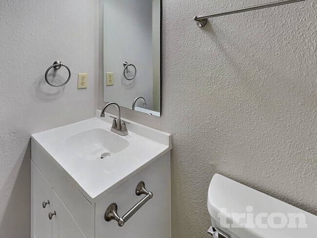 Building Photo - 1909 Blue Pine Ln