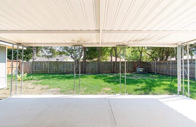 Building Photo - 15707 Amapola Dr