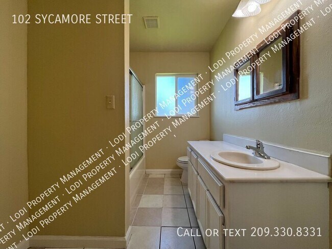 Building Photo - 102 Sycamore St