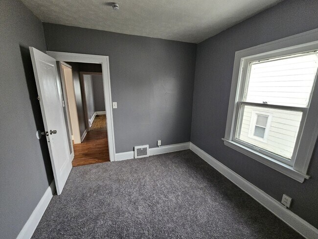 Building Photo - 10014 Sladden Ave