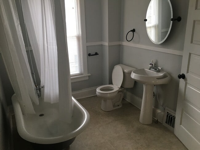 Building Photo - 936 Crescent St NE