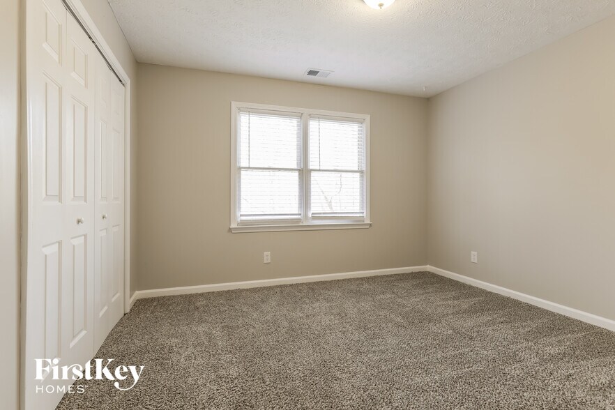 Building Photo - 571 Hilton Ave