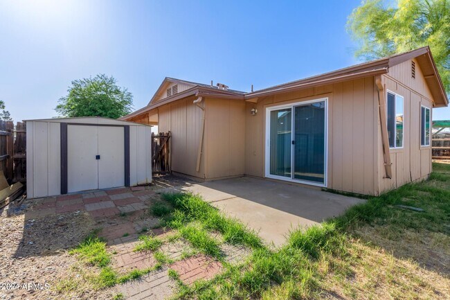 Building Photo - 1747 S Windsor