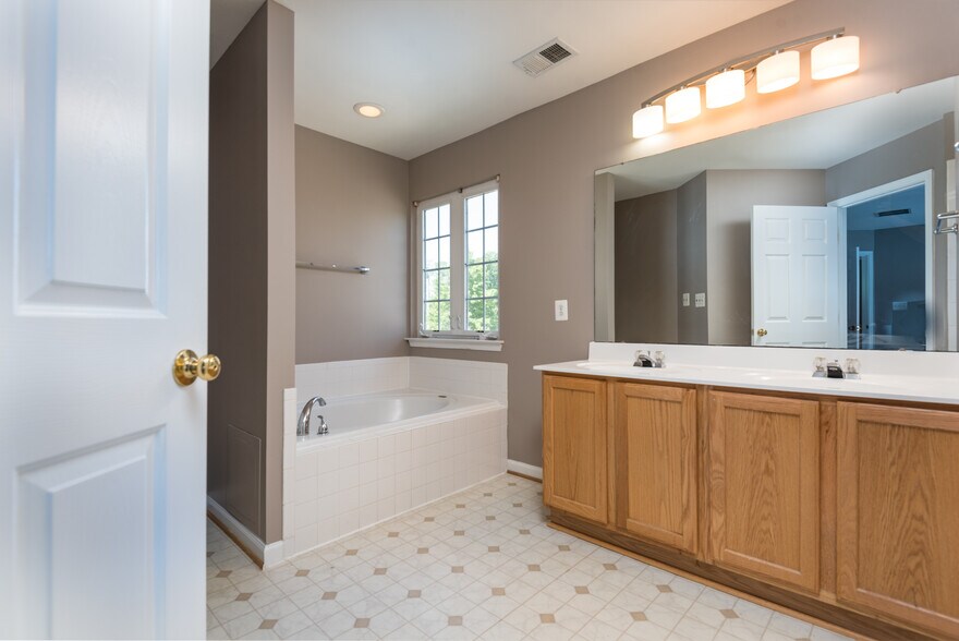 Primary bath - 15121 Toccoa Ct