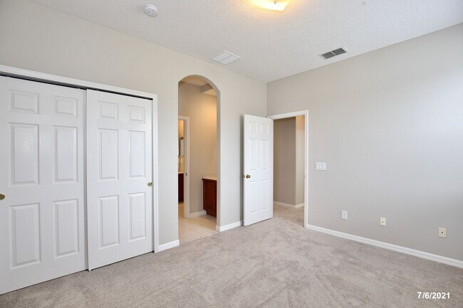Building Photo - Gorgeous 4/2.5 Home with a 2 Car Garage Lo...