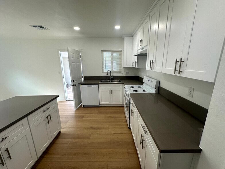 Building Photo - 836 W Olive Ave