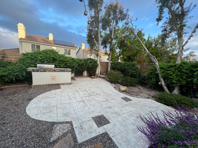 Building Photo - Lovely home in desirable Moorpark neighborhood