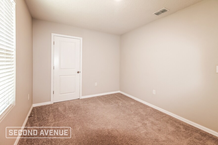 Building Photo - 2761 W Shaw Pl
