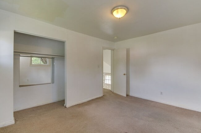 Building Photo - Welcome To Vintage Split-Level Living!