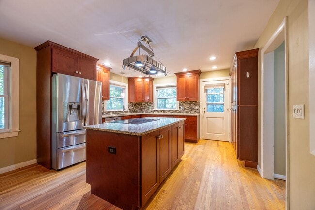 Building Photo - 3-Bedroom Ranch with Updated Kitchen