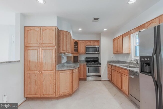 Building Photo - 5008 Treetop Ln
