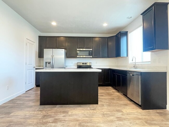 Building Photo - HOLIDAY MOVE IN SPECIAL!