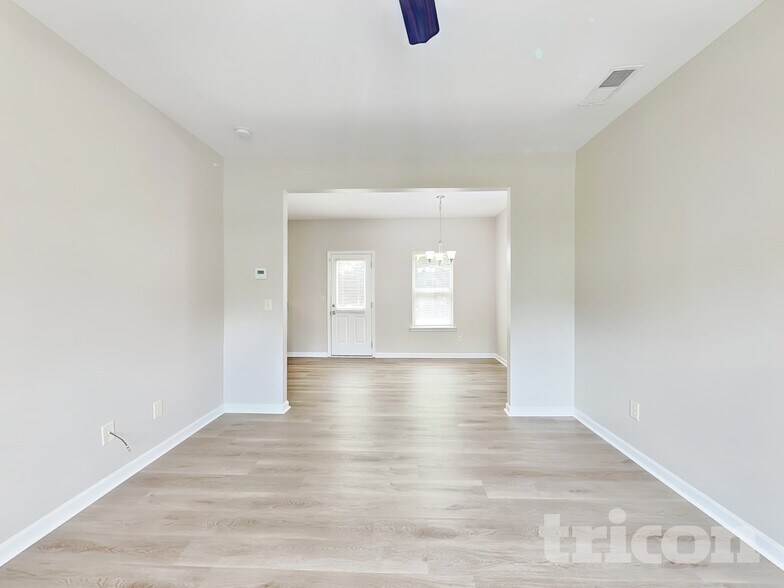 Building Photo - 41 Carriage Hls Dr SE