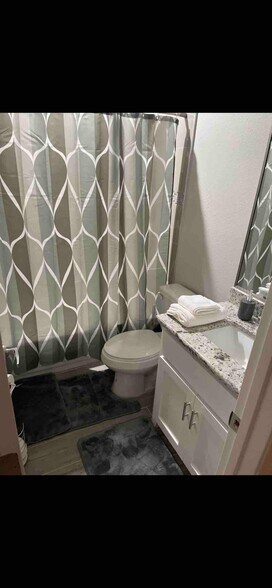 Hallway Bathroom - 5106 N Winona Dr