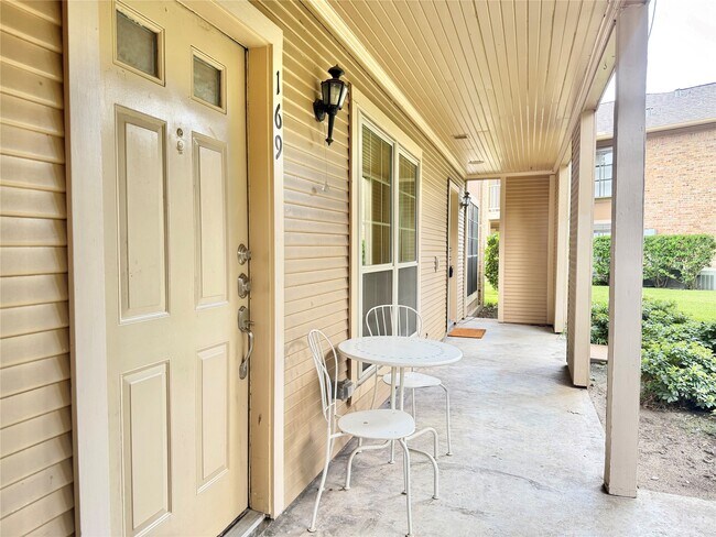 Building Photo - 1311 Antoine Dr