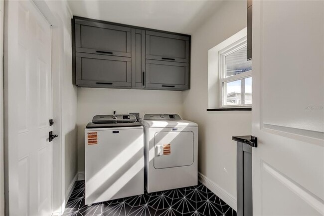 Building Photo - 8722 Elmwood Ln