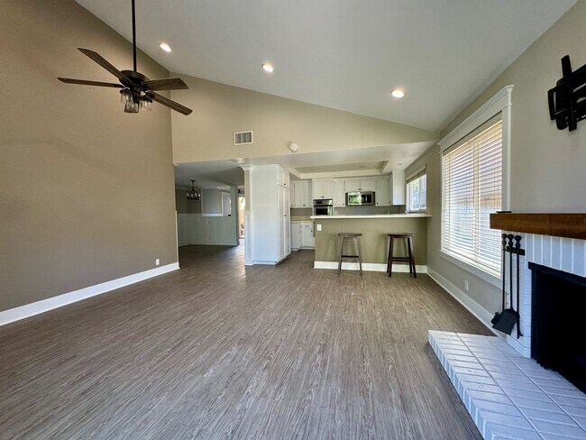 Building Photo - 3027 Oakwood Ln