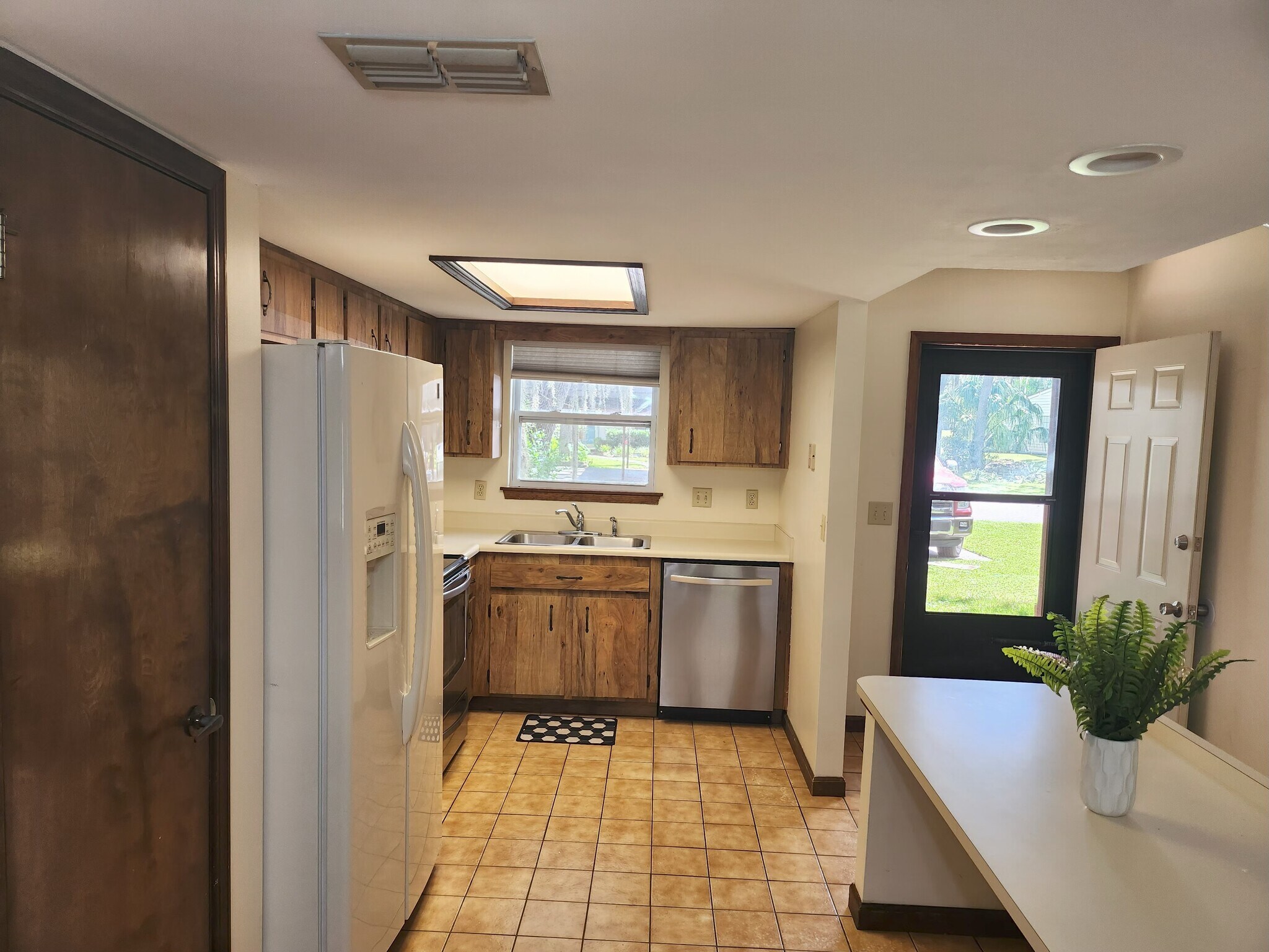 Large Eat-In Kitchen - 35097 Whispering Oaks Blvd