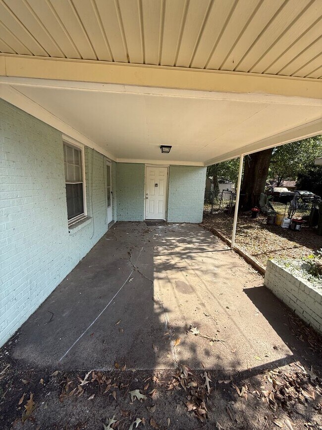 Building Photo - ** 3 bed 1 bath located off Zelda Road ** Call 334-366-9198 to schedule a self showing