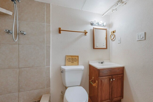 Building Photo - 212 Mesa St SE