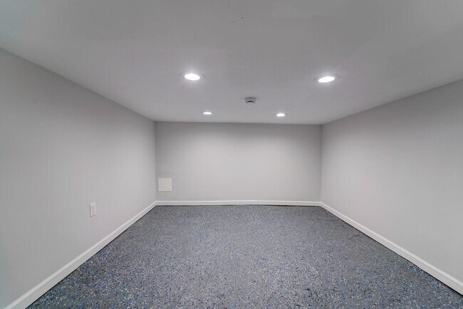 Building Photo - Beautifully Updated Townhome in Prime Location – Move-In Ready!