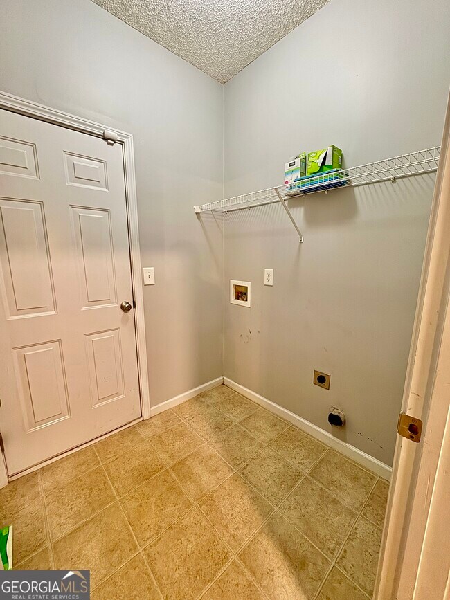Building Photo - 322 Clover Brook Dr