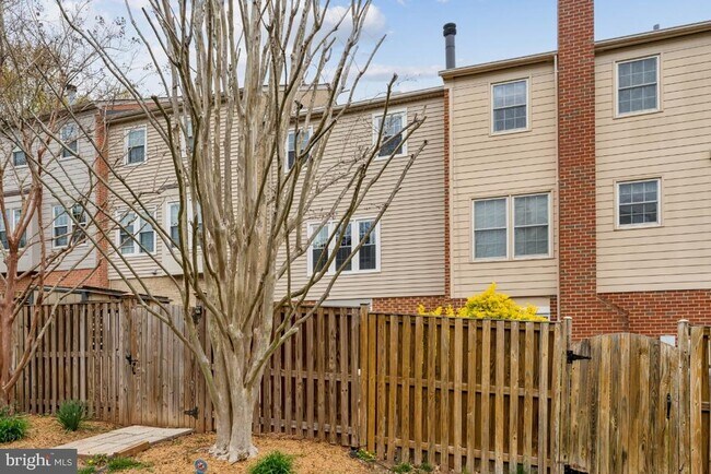 Building Photo - 9769 Lakepointe Dr