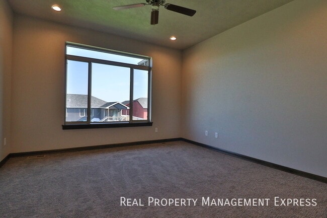 Building Photo - Beautiful 4 bedroom home with fenced in backyard!