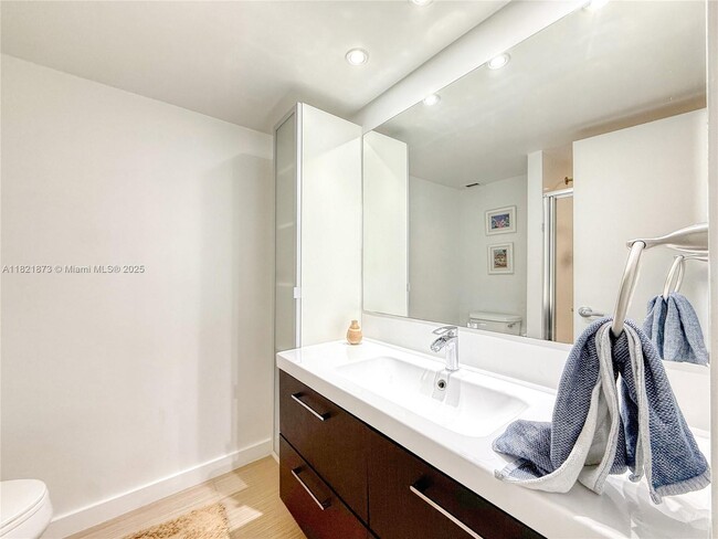 Building Photo - 5701 Collins Ave