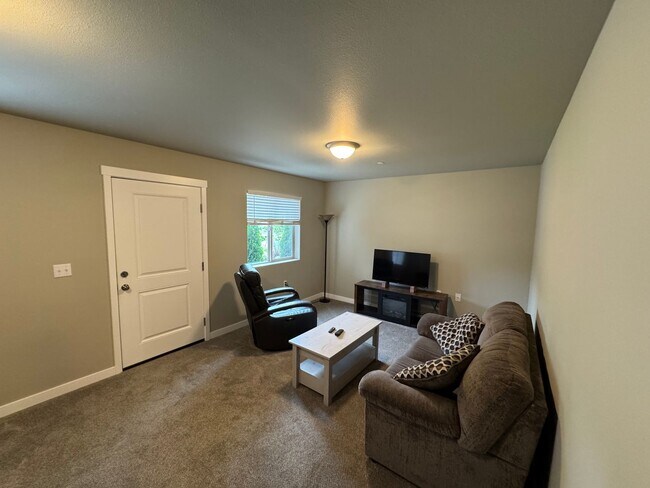 Building Photo - Modern 3BR / 2.5BA Townhome in Port Orchard – Spacious, Bright, and Conveniently Located