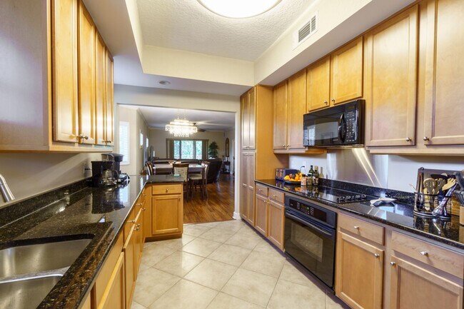 Building Photo - 3 BEDROOM TO 2 BATH SPACIOUS CONDO