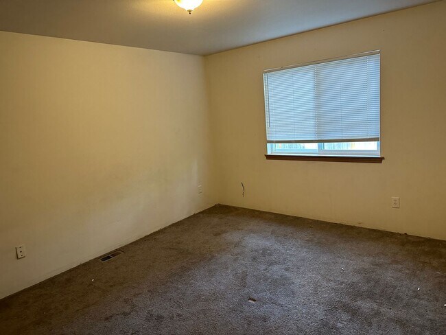 Building Photo - Gunnar - Andis 4 plex #1