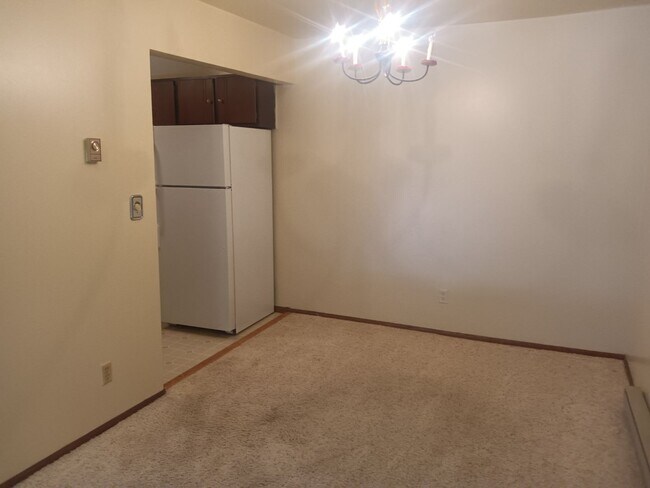 Building Photo - 2 Bedroom 1.5 bathroom condo